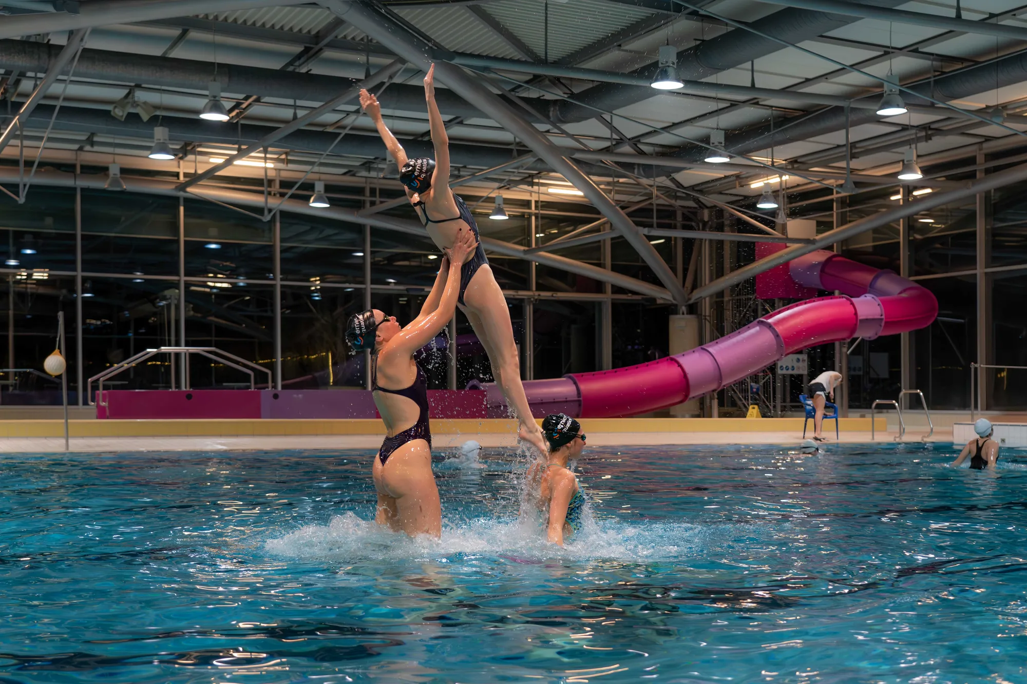 Figure de porter en natation artistique, nageuse propulsée en l'air