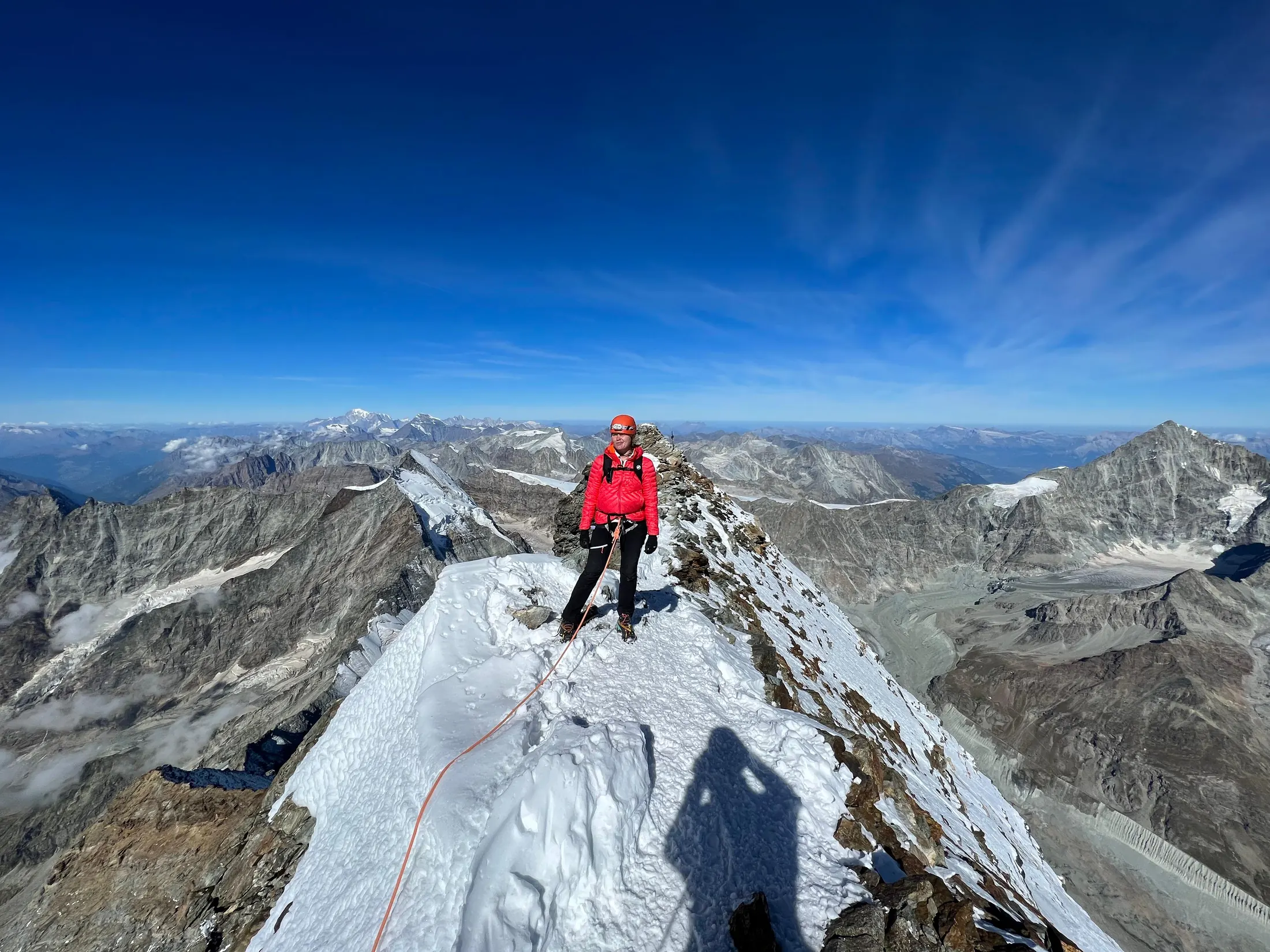 Sur l'arête en haute montagne, drapeau Léman hope