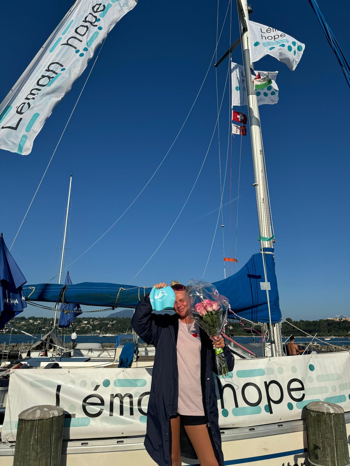 Arrivée Léman hope, bonnet turquoise et bouquet de roses