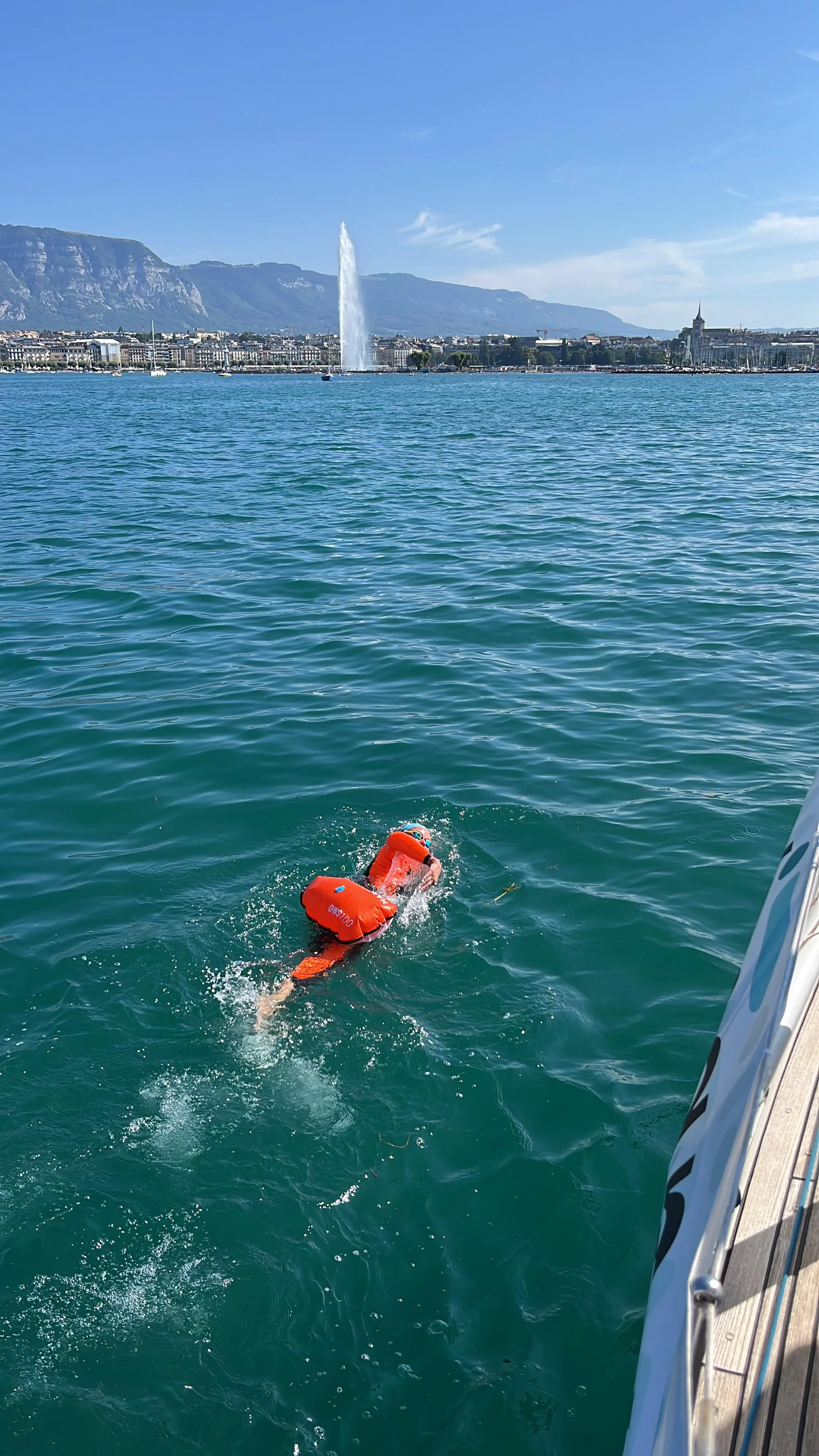 Chiara nage dans la rade de Genève, Jet d'eau en arrière-plan
