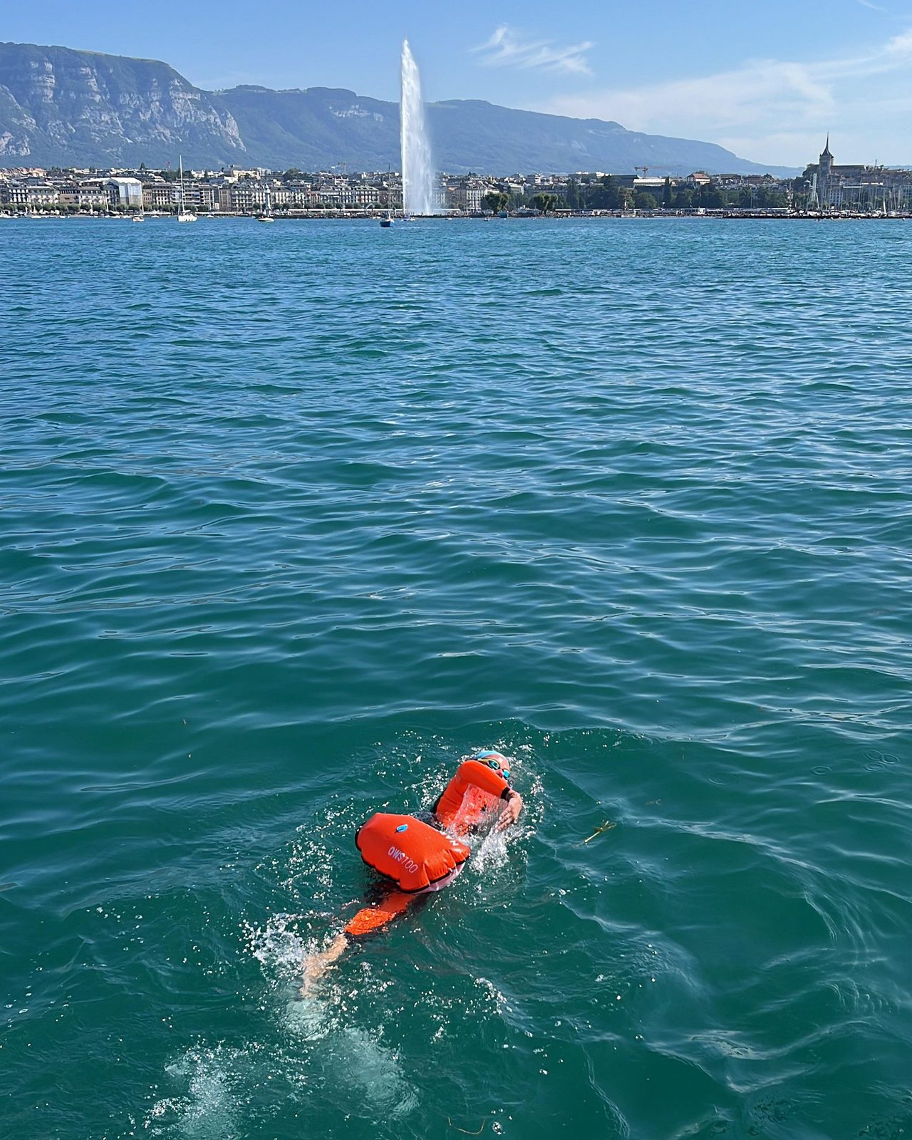 Crawl dans la Rade de Genève, Jet d'eau en arrière-plan
