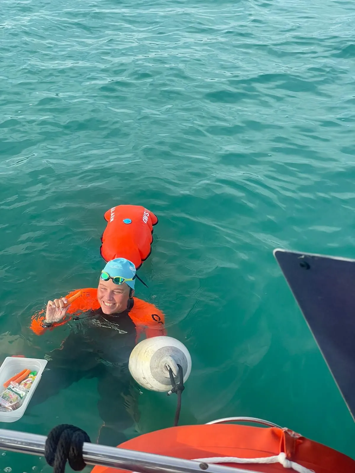 Ravitaillement de jour, Chiara dans l'eau avec bouée Restube, conteneur de ravito