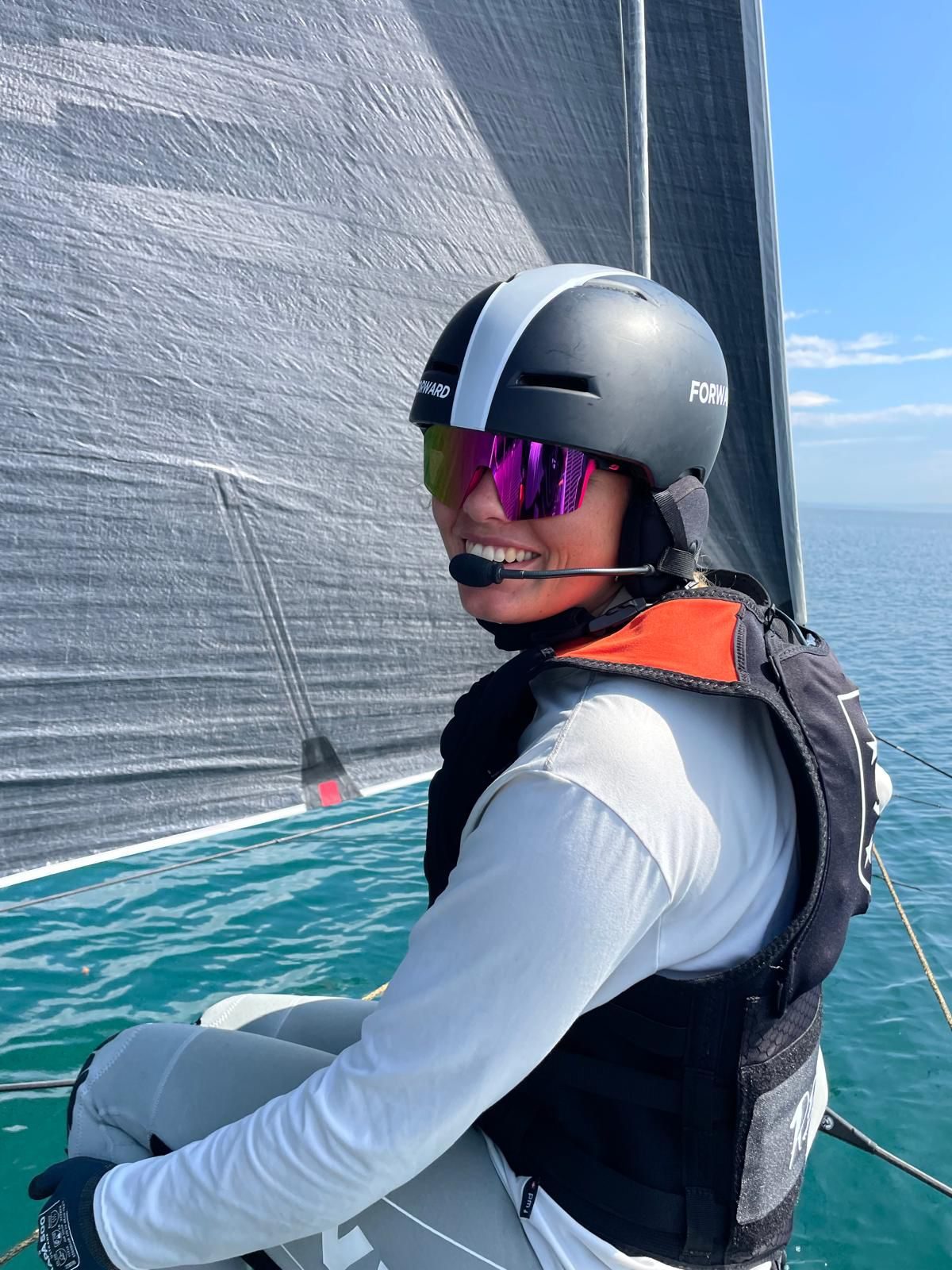 Sur le bateau de Realteam Spirit, casque et lunettes de soleil