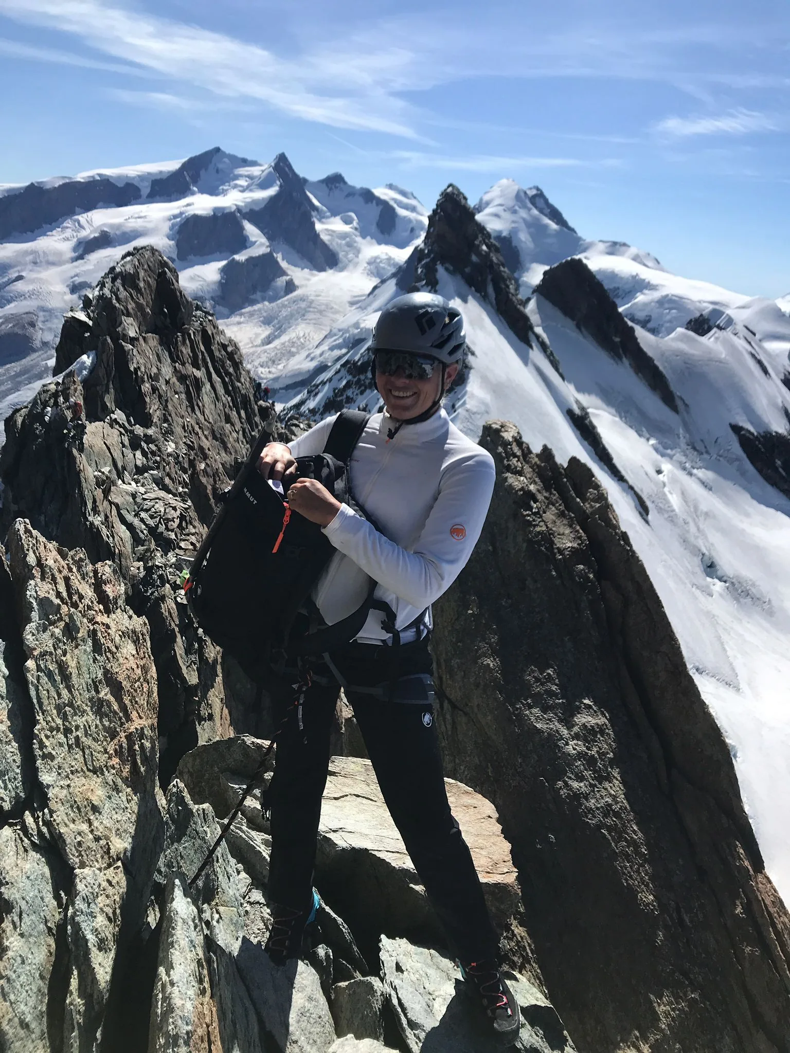 Sur l'arête, sourire, panorama Mont Rose