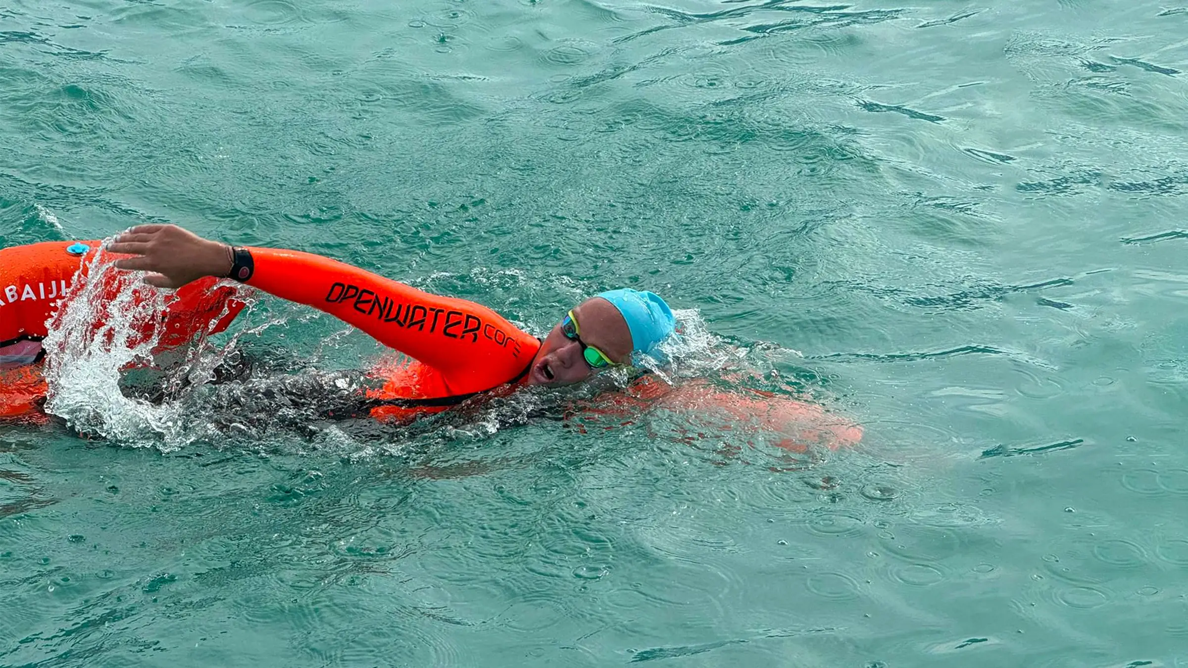 Chiara en crawl sur le Léman, combinaison orange