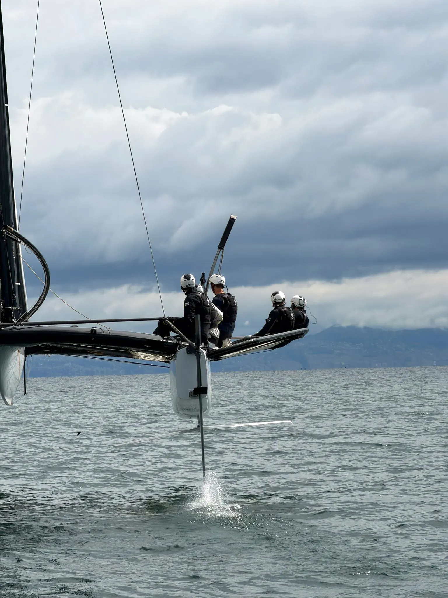 Catamaran TF35 Ylliam 17 en navigation à foils au grand prix de Nyon, équipage casqué